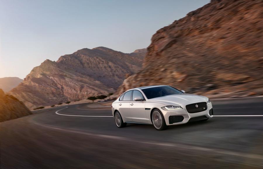  Jaguar XF S AWD 2015 года  (фото 35 из 43)